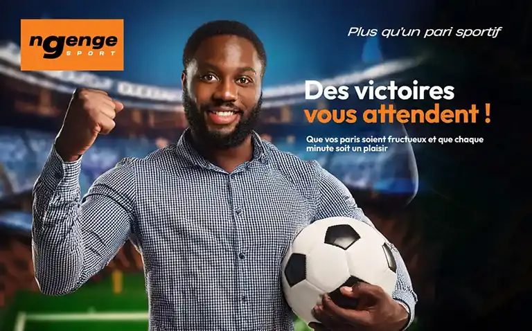 Homme souriant avec un ballon, poing levé, devant un stade. Pub pour Ngenge Sport et paris sportifs.