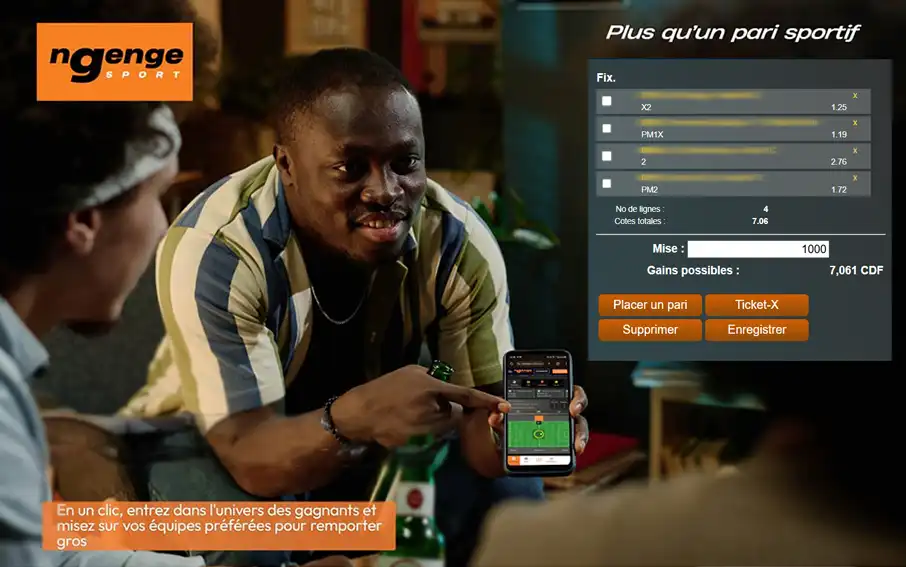 Homme souriant montrant son téléphone avec Ngenge Sport. Interface de paris sportifs affichée à l’écran.